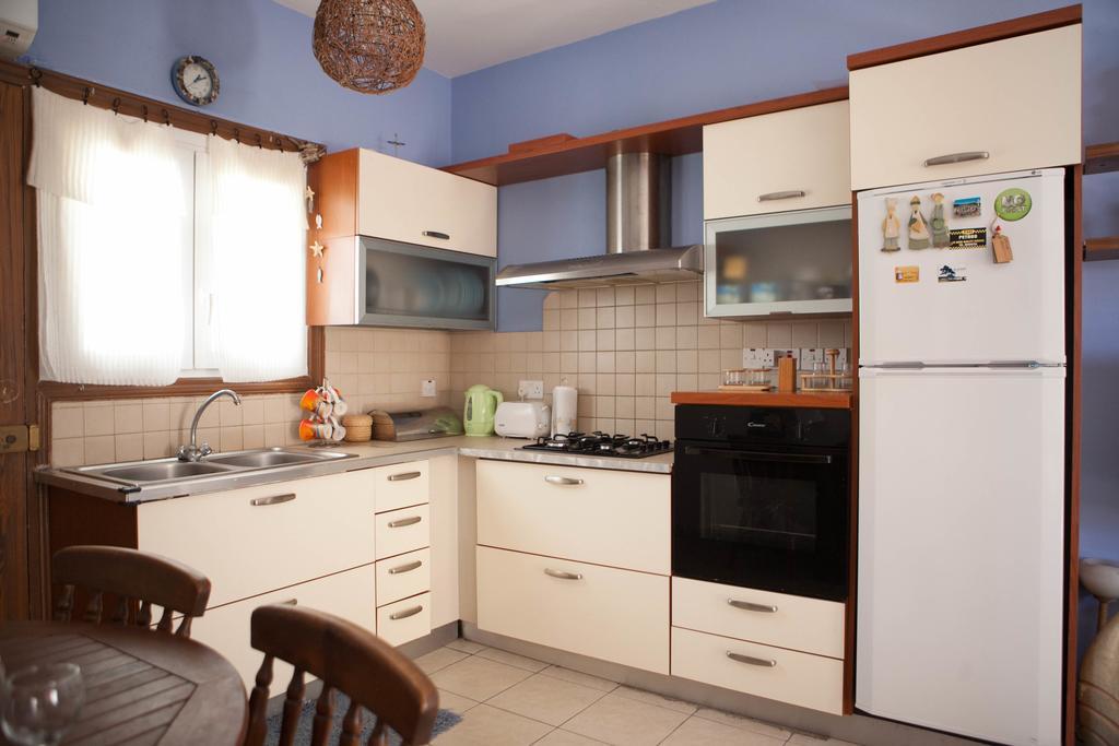 Aquarian Beachfront Apartment Larnaca Zewnętrze zdjęcie